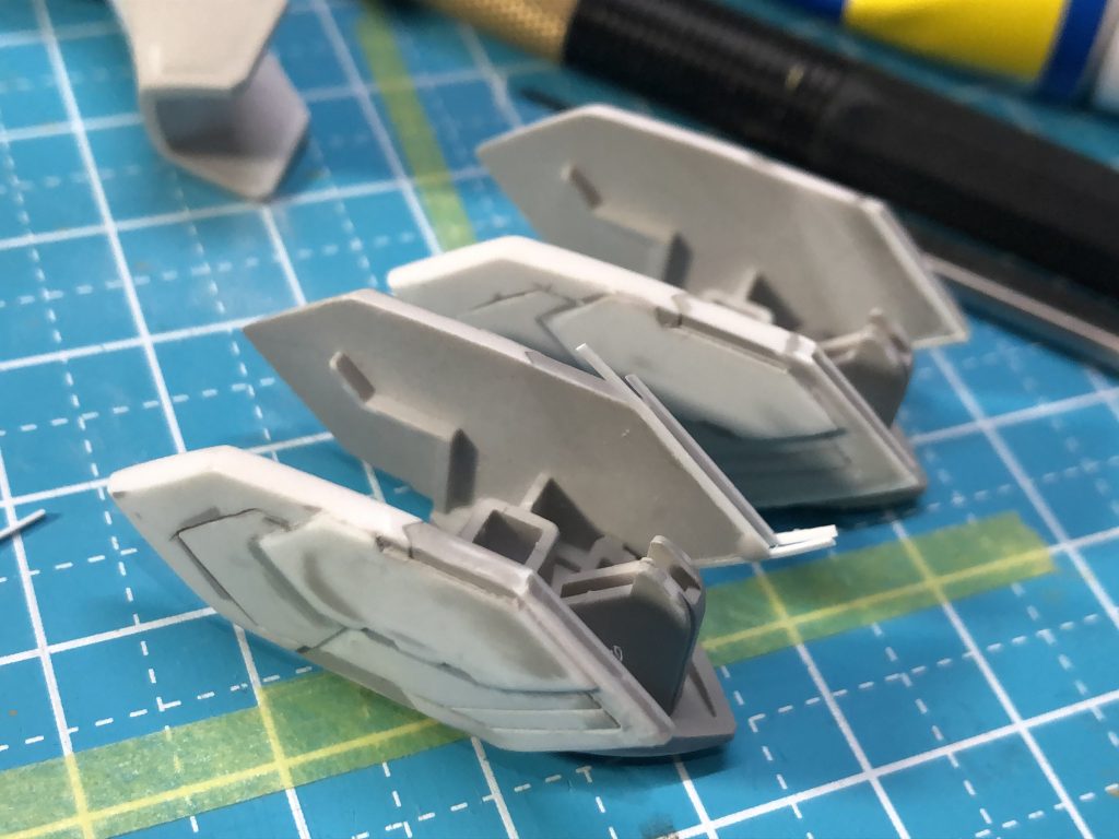 太腿のスラスタは造形がヌルかったのでプラ板で作り直しました。