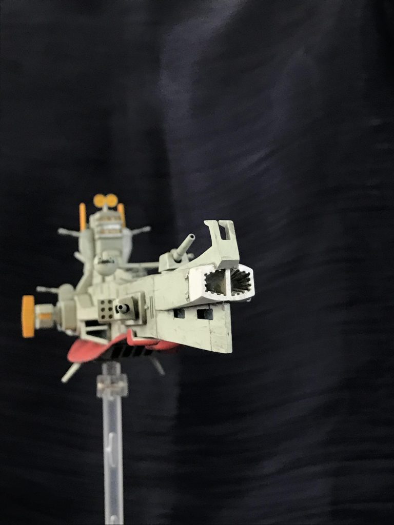 メカコレとニコイチしようとも思ったのですが、それだけの為に主力戦艦潰すのもアレだし何より買って来てサイズ全然違かったら阿呆臭いので、結局プラ板工作になった船首部分です。