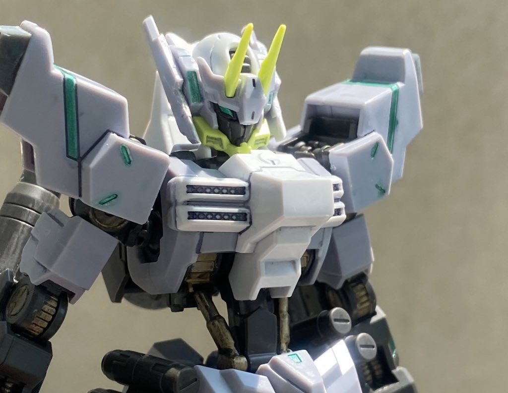 頭の形状好きなんですけど、もうちょいスマートにしたいなと思ってニッパーで切り落として頬に付けちゃいました。