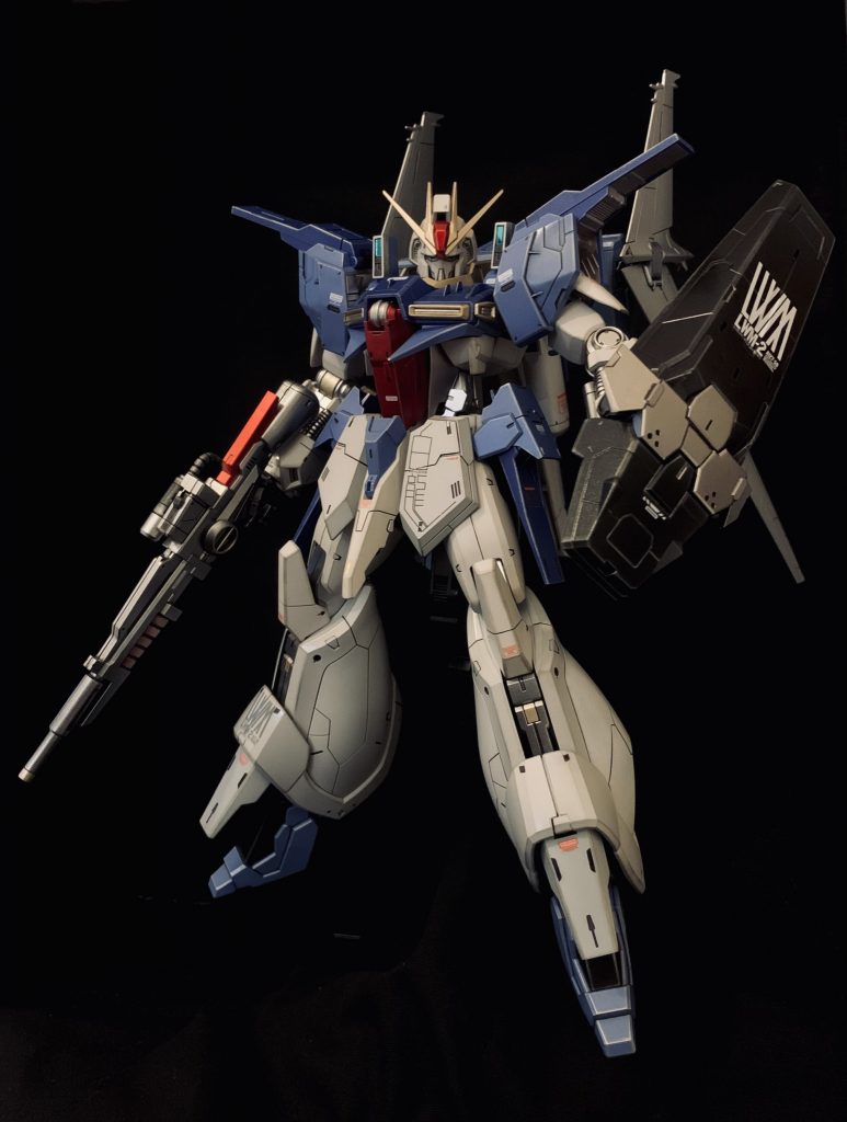 プロポーションの良さとかっこいい悪人顔は作っていて楽しかったです。このままでも十分なんですが、折角目が綺麗な青のクリアパーツだったので発光に挑戦してみました。