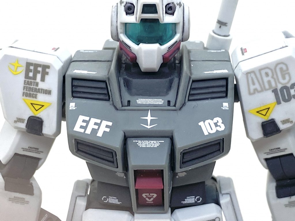 デカールは 機動戦士ガンダム0080シリーズ汎用1やガンダムデカールDX01 、MGのジム寒冷地仕様をメインに市販のコーションデカールを貼り後期型をイメージしました。設定通りに肩には黄色の三角マークを貼っています。