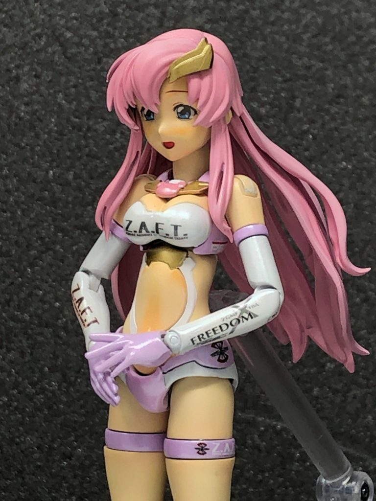 全身各所のデカールは、HGガンダムSEED系のものを諸々使用しています。左腕に彼氏のMSのデカールを貼ったのが密かなこだわりポイント。