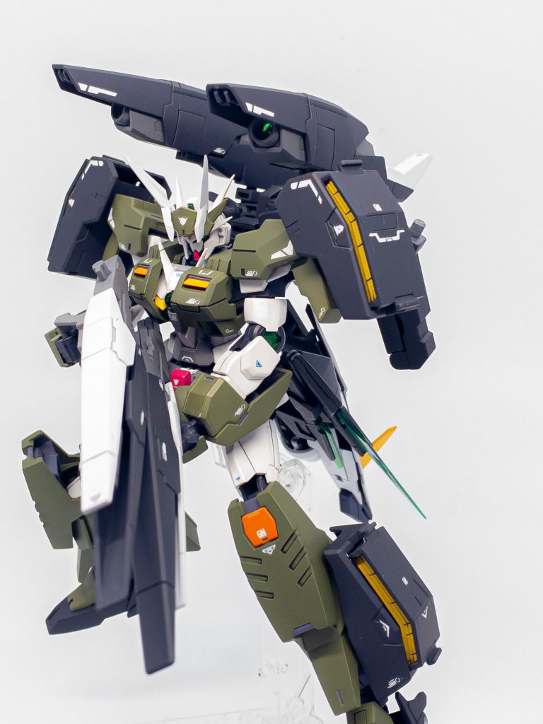 両肩、両脚部に大型GNコンデンサとGNフィールド発生装置を搭載。強力なGNフィールドを展開できる。