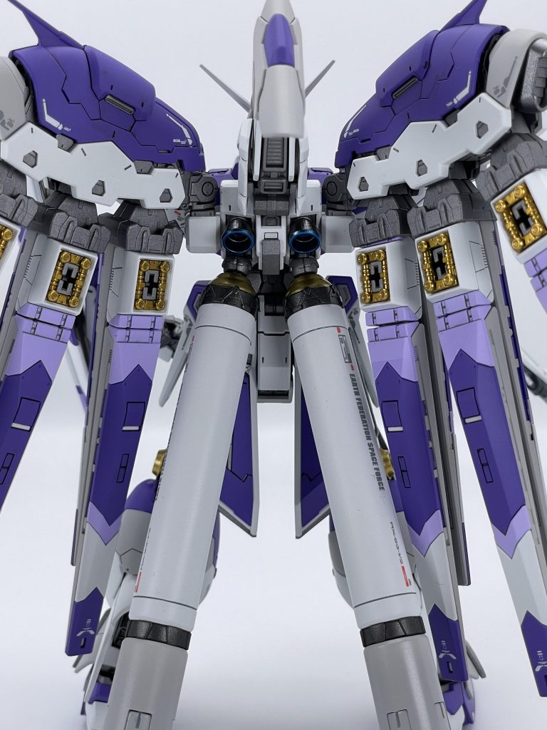 仮組みしてたときはファンネルをグラデーション塗装しようと思ってたのですが、塗装までかなりの期間が空いてしまい、完成してから気付くという。この色分けはこれで好きです。