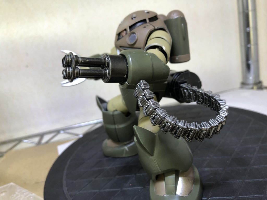 ジャイアントガトリングがピッタリのサイズだったので装備しました。コトブキヤさんのベルトリンクを使用。