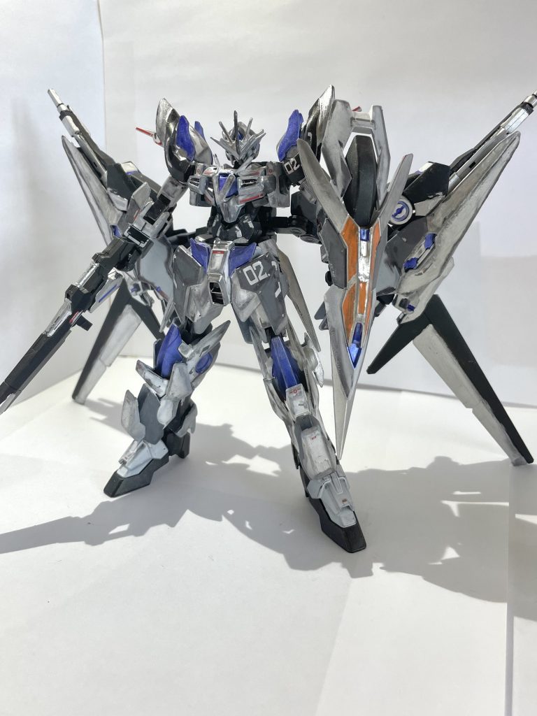 機体名   ガンダムイカロスダブルオークアンタの高出力とウィングゼロの機動力を両立したハイブリッド機。MSとしての堅実な戦闘はもちろん、飛行形態からの強襲などあらゆる局面での運用を想定している。