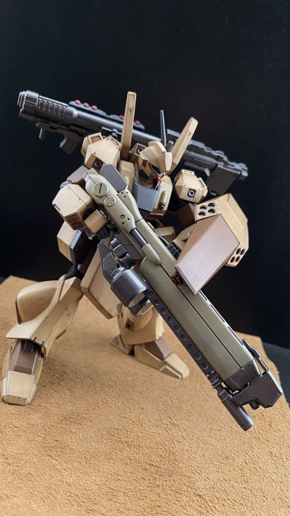 コールマン大尉機 大型のヘビィマシンガンを装備、重そうに見えるが銃身を包むように装着された、ジャケットによりそのように見えるだけで、実際には中はスカスカだったりする。背中にはバズーカを懸架している。「ゴースト」と呼ばれる彼らの部隊の隊長である。