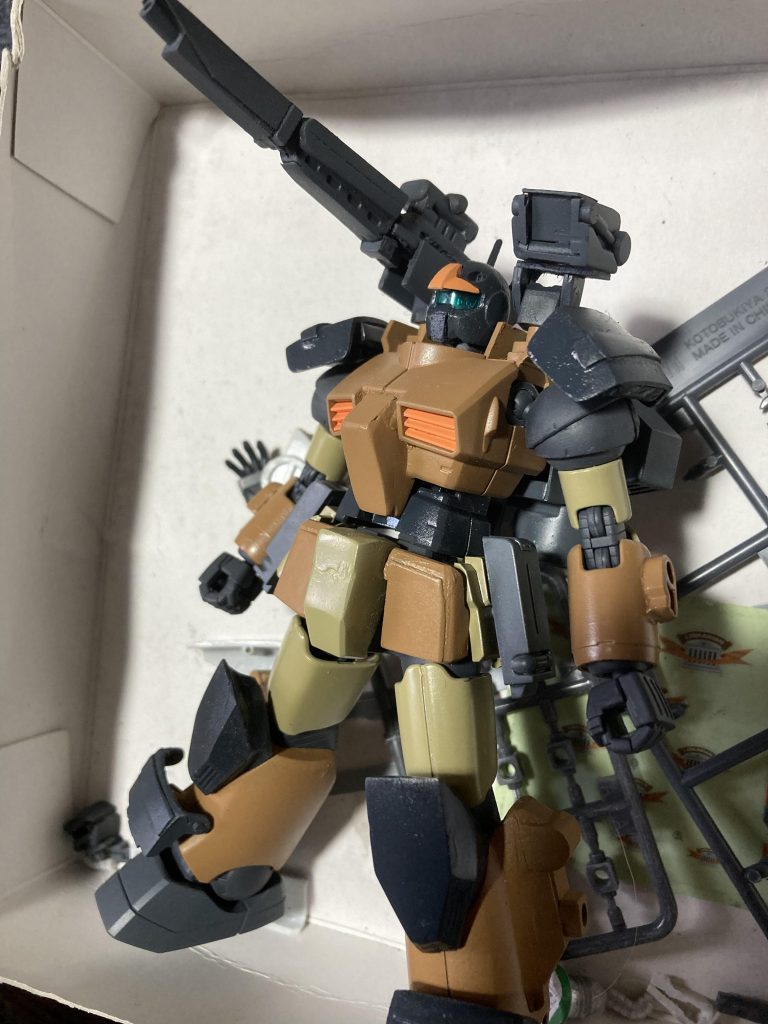 基本色塗装後。薄茶:ヘキサギアサンドイエロー赤茶:ダークイエロー+シャインレッド黒:スノウダークグレーやっちまったと思いましたが細部色載せて艶消し吹いたらなんとかそれっぽい色になりました。