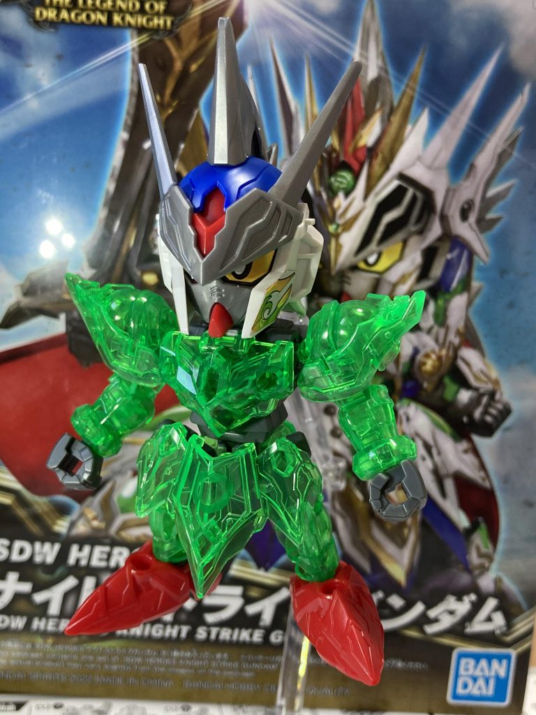 各装甲を外した軽装状態全身クリアパーツでかつてBB戦士を作っていた時の感覚からするとかなりのジェネレーションギャップを感じます。