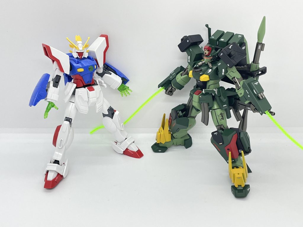 元キットのシャイニングガンダムとツーショット。殆どはシャイニングガンダムをベースにプラ板での改造。一部他キットからパーツを使って改造してます。