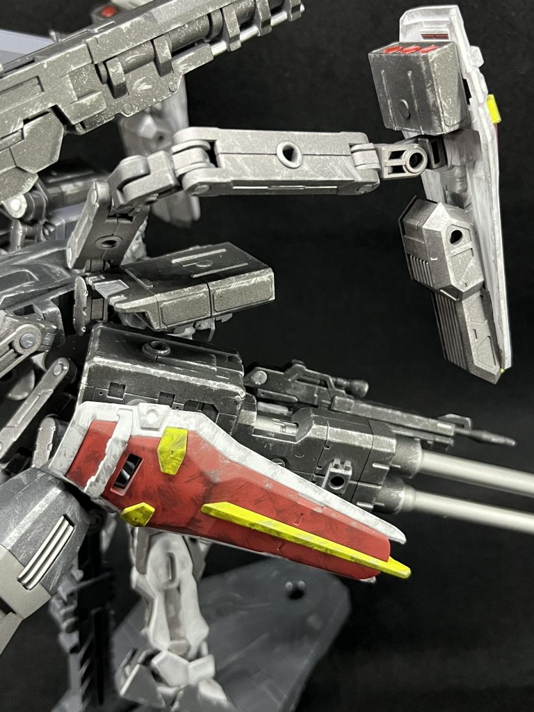 アームからのシールド裏には、ミサイルポッドと追加のスラスターを。作業中は、全体的に汚しすぎか?と思いましたが、組み上げたら満足行く仕上がりになっていました。