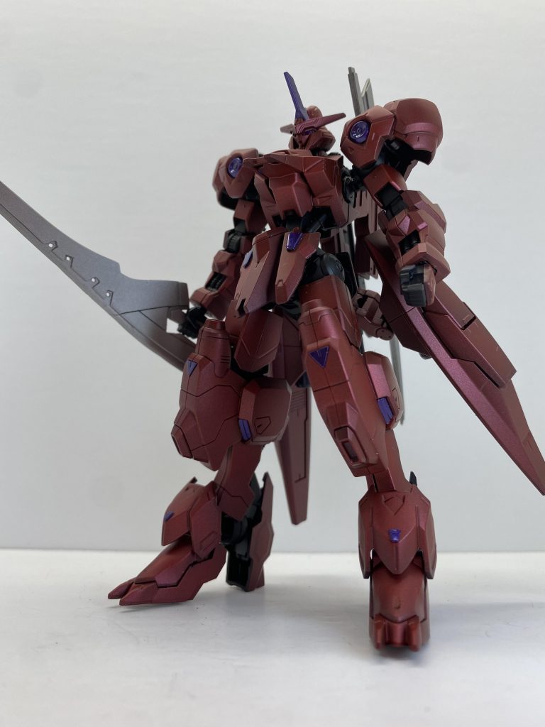 煽りアングル。暗い赤を表現したかったので、あえて黒下地にクリアーレッド＋ホワイトパールを混ぜ塗装し、艶消しトップコート。紫の部分はセンサーっぽく光らせたっかったので、黒下地にクリアーパープル＋ホワイトパールを塗装。クリアーコート。