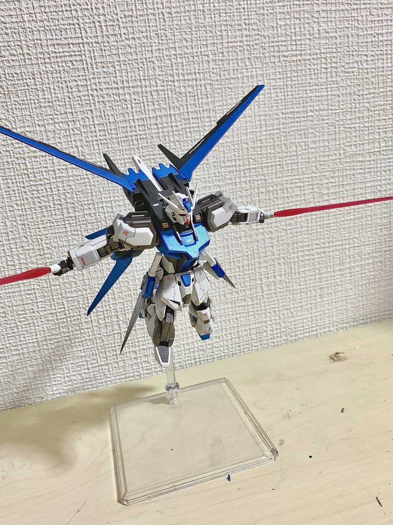 ビームサーベル抜刀からの強襲ポーズ「刹那・F・セイエイ、目標を駆逐する」