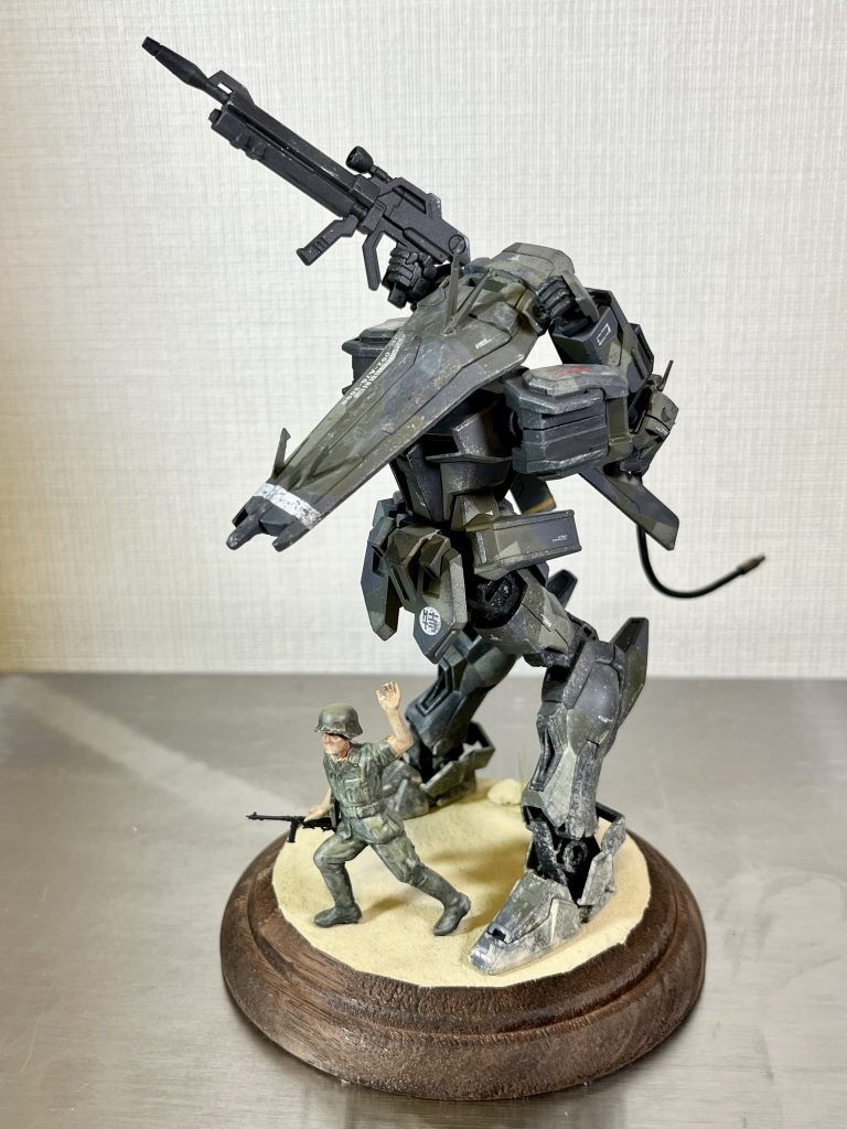 ストライクガンダム(逆関節のすがた)–2枚目/制作者：月乃まゆ