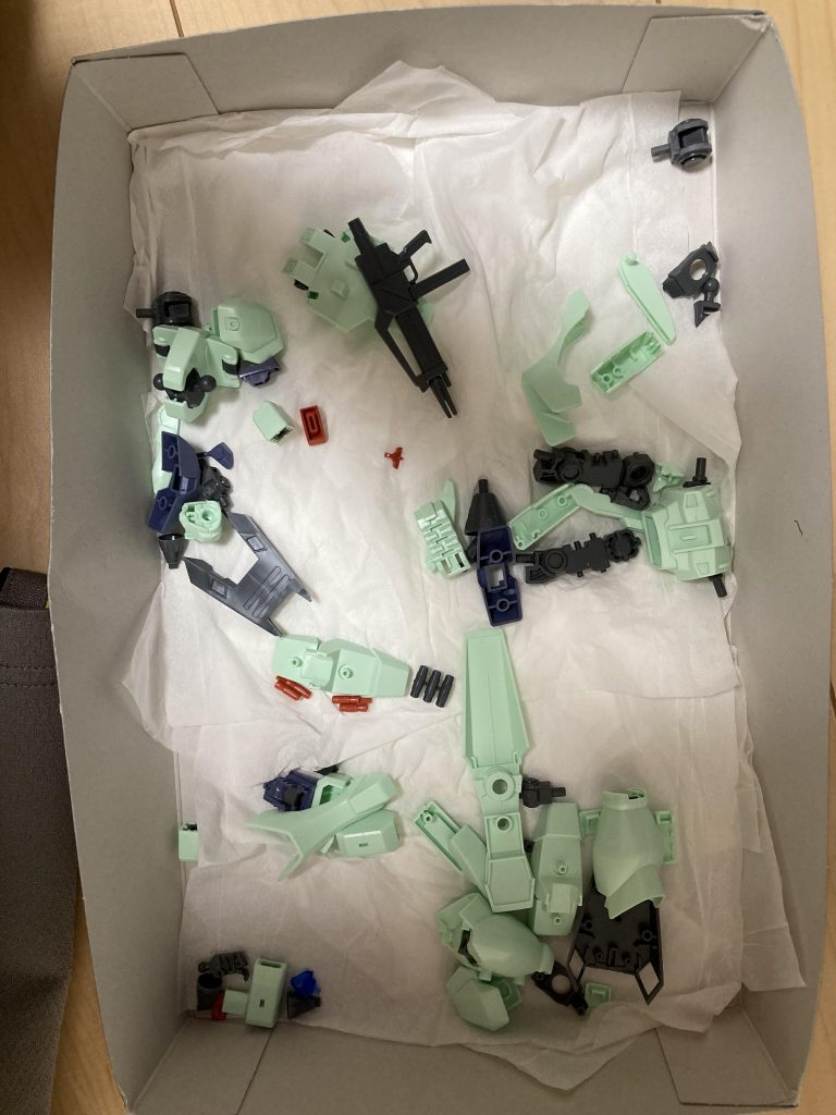 合わせ目消し→筋彫り→洗浄→乾燥（合わせ目消し）難しい‥消えない所があちこちです。せっかちなので、溶け切らない内から圧着したせいかな？（筋彫り）これも難しい‥ガイドテープじゃなくてマスキングテープをガイド代わりにしたのが多分敗因。あと、手芸針では幅が狭すぎる‥次はちゃんと筋彫り用工具買います。