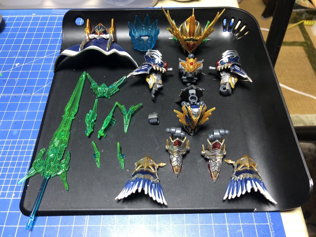 各部組付完了です。隠れてますが、マスクは白に塗ってます。お気に入りポイントはマントの白ラインとサイドスカートのフリル表現です^_^bクリアパーツは蛍光イエローでベタ塗りした結果クリアグリーンに。ガンダムマーカー企画に追加できるチャンスだったのに、塗ってからNGに気付きました^_^;