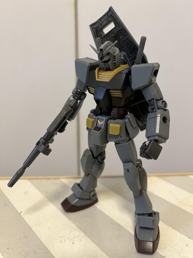 シールド裏、腰の連邦マークなど一部をガンマカで塗装。墨入れはいつもと趣向を変えて、茶色でしてみました。