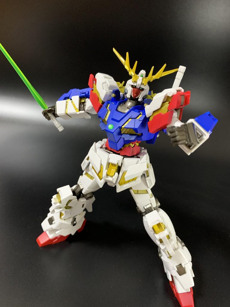 ビームソード!ビーム刃を緑にすると、アナザーガンダム感出ますね。