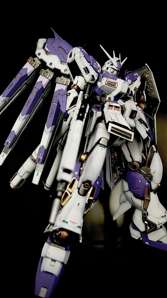 需要あるかわかりませんが使用塗料書いてみます。全てガイアカラーを使用しています。全て黒下地から開始しています。サフ→EVOブラック白→NAZCA スチールホワイト紫→マイザーパープル薄紫→ラベンダー金→スターブライトゴールドの上にパールゴールド銀→ダークステンレスシルバーフレーム→スターブライトアイアンバーニア→スターブライトシルバー 噴射口は上からクリアオレンジ銅→パールカッパー赤→NAZCA フレイムレッド筆塗り→シタデルカラー Stormhost Silver、RETRIBUTOR ARMOUR、タミヤカラー エナメル クリアグリーン墨入れ→タミヤのグレーとブラッククリア→Exフラットクリアープレミアム、Exクリアー