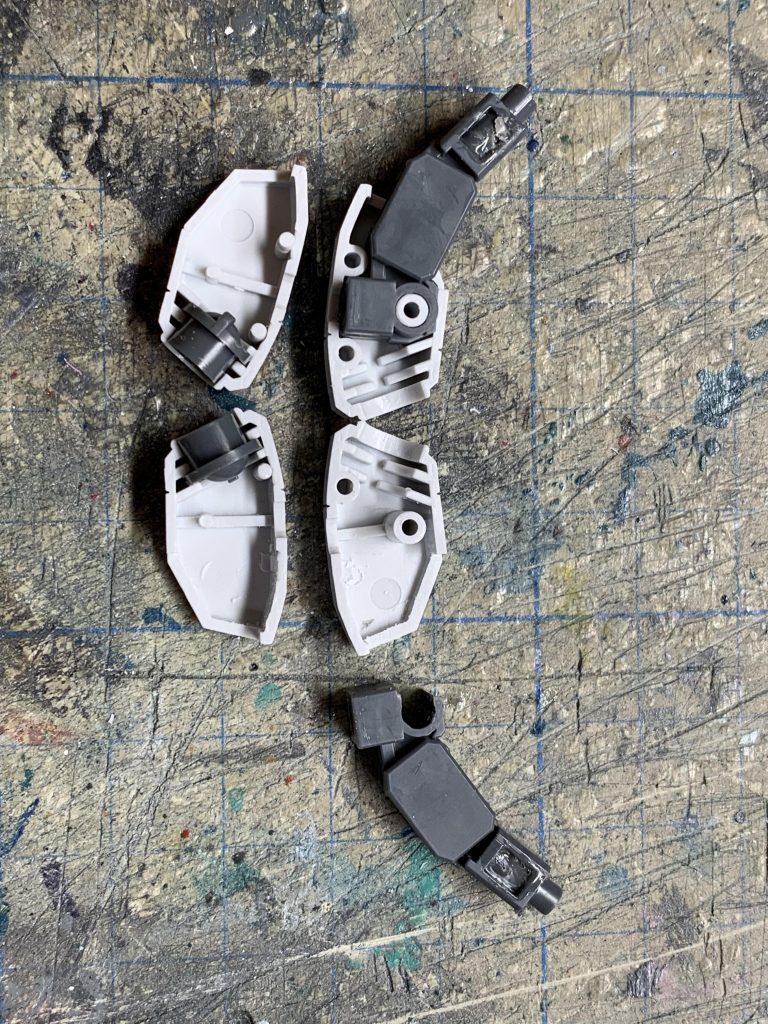 両腕は塗装の便を考えて後ハメ等の工作を行なっています。前腕は小手の3mm軸で固定します。