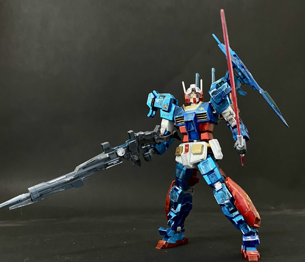 武器はアルトライフルに他ライフルを無理矢理ミキシングしてロングライフル化。サーベルはνガンダムの余り物。