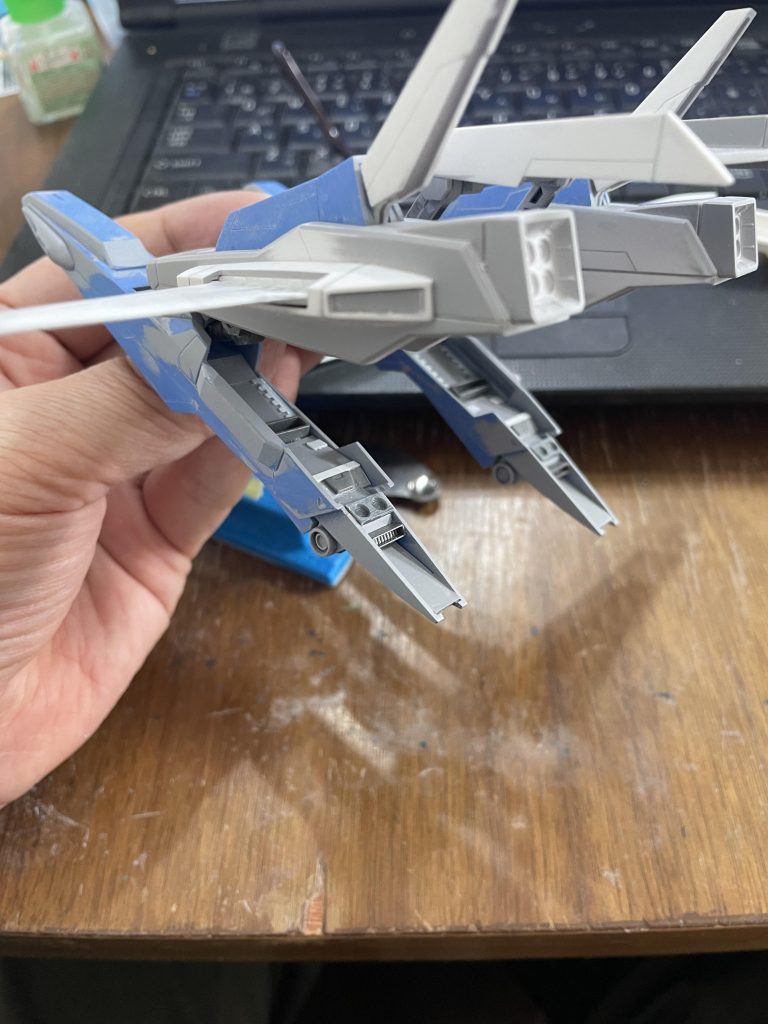 ミサイルコンテナ部?の裏の合わせ目が消せないので、プラ板貼ってディテール化。これも完成したらほとんど見えないのであまり意味がないと言う…。