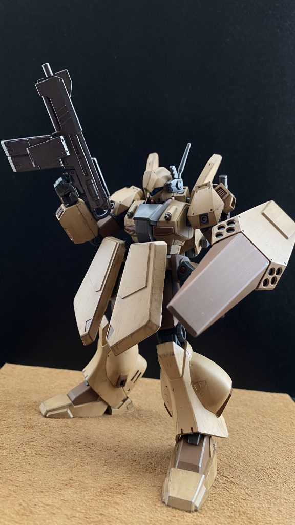 マイルズ少尉機 マシンガンを装備しているのは隊の中でもっとも若いマイルズ機。軽量で連射性能の高さが特徴だが、集弾性能はそれほどでもない。その為、近接戦闘向けの機体設定となっている。