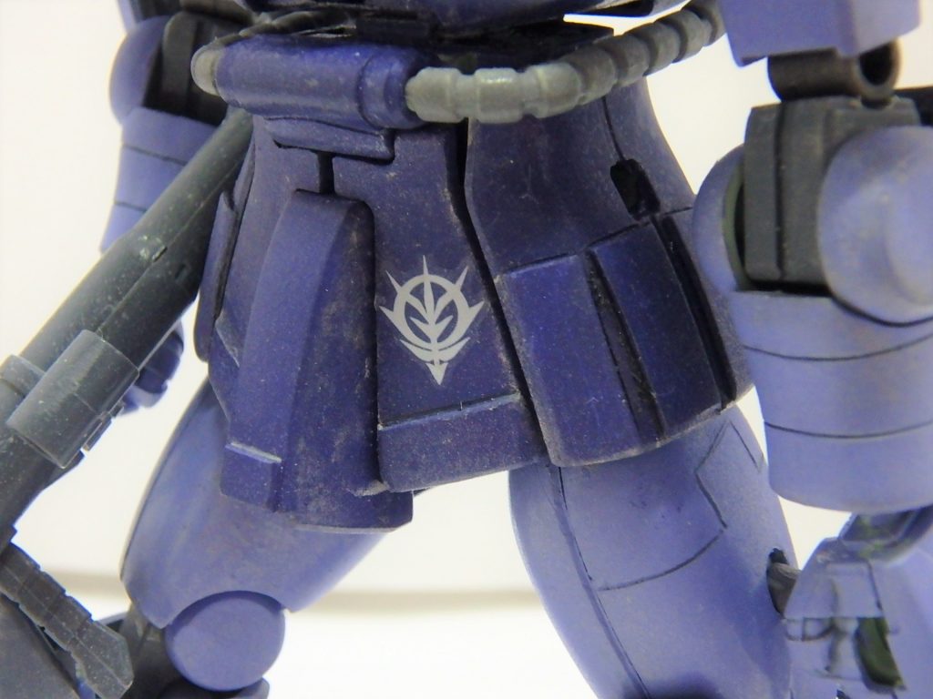 スカートにエンブレム