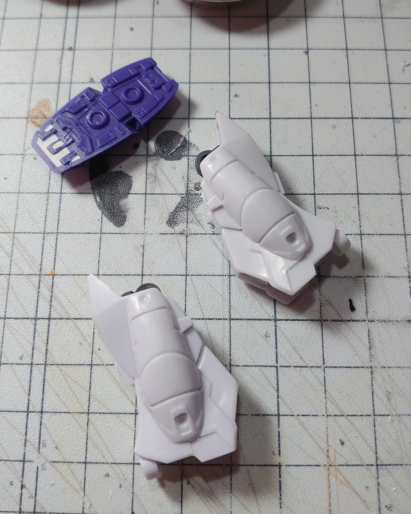 ここの合わせ目消し、非常に悩みました。同じように感じた人、多かったのでは??どうしてもフレームを中に入れ込んだ状態で進めなくてはならないので、塗装の事も考えて後ハメにしようかどうかかなり悩みました。結論として内部フレームを塗装してからはめ込んで合わせ目消し。内部フレームはマスキングした状態で外装を塗装して、最終的に組むというちょっと面倒くさい形になりました。