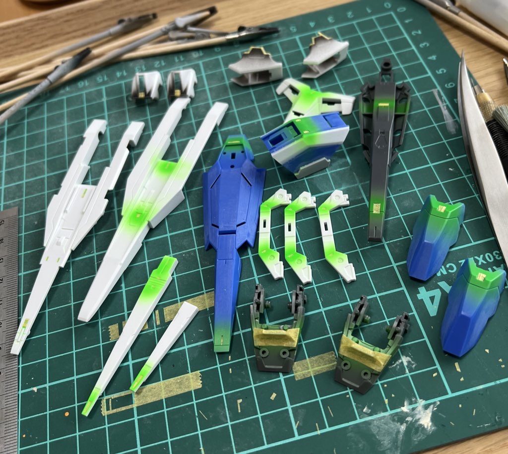 センサー類を蛍光グリーンで塗装しました。青のパーツだとあまりいい発色をしなかったり上のホワイトに結構影響していたりしたので今後の課題でした。