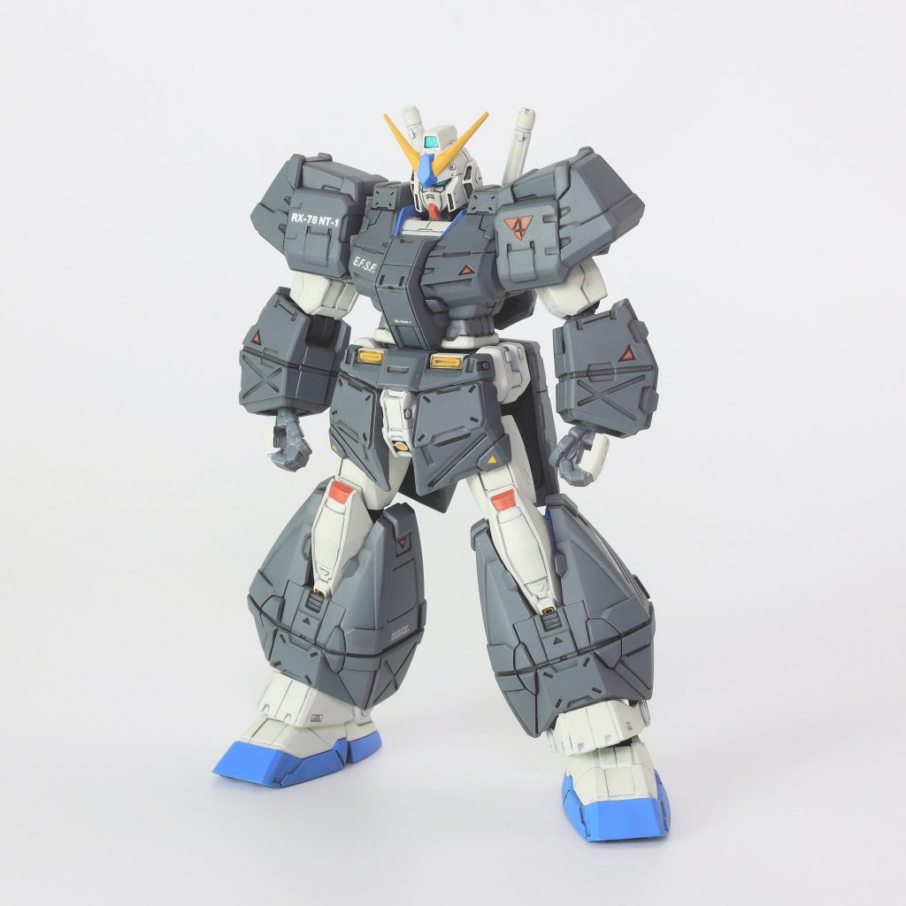 アレックスといえばこれ~その2~Gフレームのチョバムアーマー、すごく良いです。成型色の時はちょっとしょぼい感じがしたのですが、色を塗ってみたら一気に化けました。HG、MG、、、各シリーズの中でも屈指の出来じゃないですかね。ただ、難を言えば、アレックス本体にチョバムアーマーを着せるときが組み換えが多くて非常に面倒くさい。と、いうか色を塗ってしまうとアレコレしている内に擦れて塗料がちょろハゲしてしまうのでおっかないんですよね。。。結構あちこちに負荷もかかるので破損も怖かったり。。。撮影用に着せましたが、たぶんもうしばらくは着せないかもしれません(^_^;)