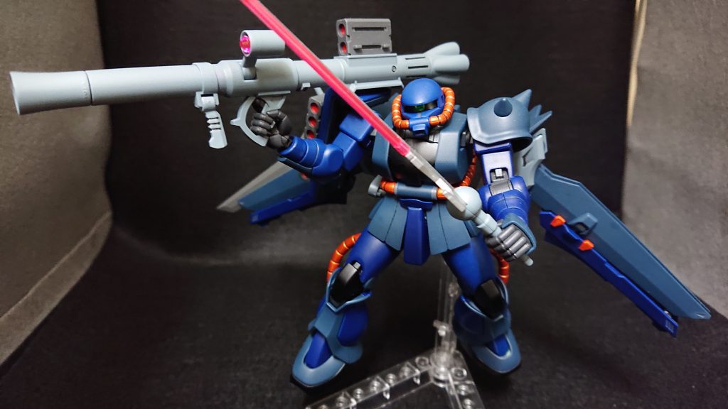 モノアイはピンバンスで軽く穴を掘り、スピンブレード(3mm)で整えて、セリアのデコレーションシール(黄緑)を接着しました