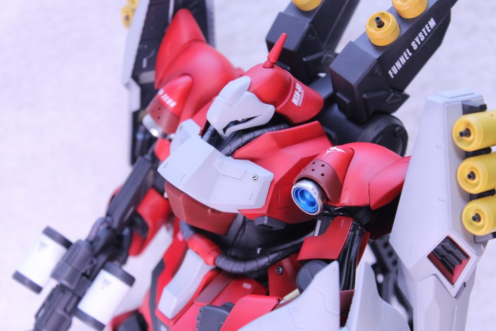 お気に入りのショットです。目はHQパーツに差し替え，胸部装甲はプラ板を貼って角度調整，襟，腹部は延長，コクピットハッチの大型化，肩装甲の大型化と位置調整，あとこのキットの難点として，コクピットハッチが浮いて見えるというのがあり，なんとかごまかすために腹部を加工しています。