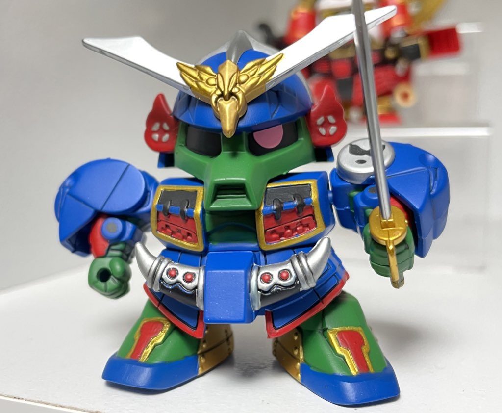 正面から、脚の合わせ目消しと接続軸の位置を変更していますが他は塗装のみです。モノアイのシールは他のSDキットの物をピンクで塗装して貼り付けています。