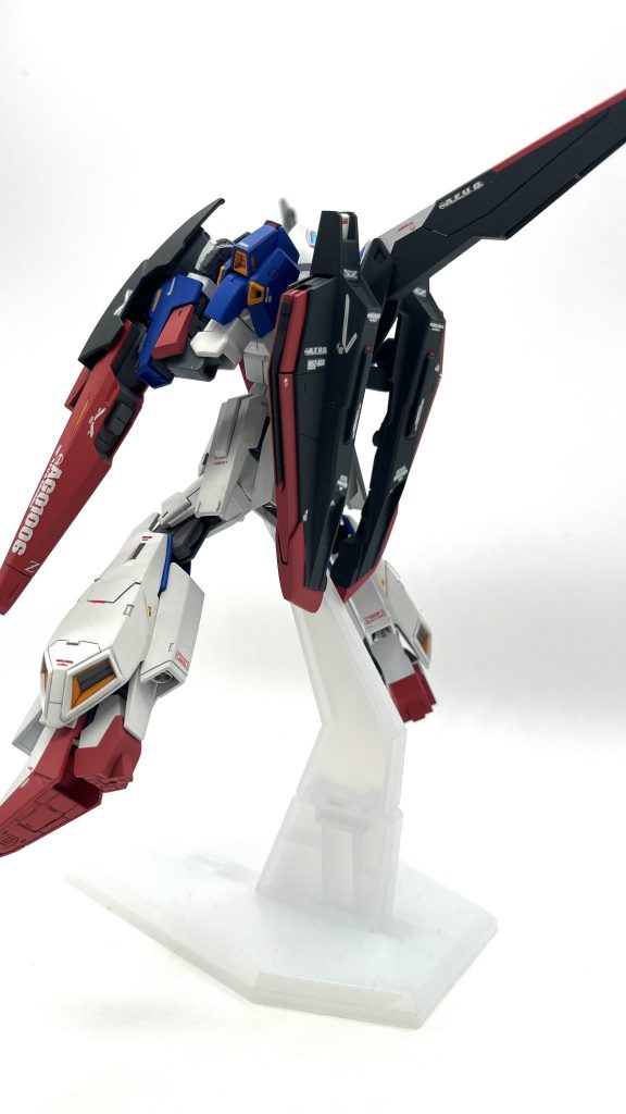 バックショット、シールドの穴は埋めたので変形できません!ついでに肩のスラスターも引っ込んで邪魔くさいので接着したりました。