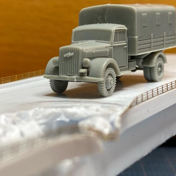 橋はプラ板の箱組です。HGと同じ1/144スケールの車両を置いてバランスをみます。少し幅のせまい普段の生活に使うような道路っぽい感じになりました。少し寂しいので、被弾後を作り橋をめぐる攻防戦があったような雰囲気にします。欄干は戦艦模型のエッチングパーツでディテールを追加しました。（3枚目）