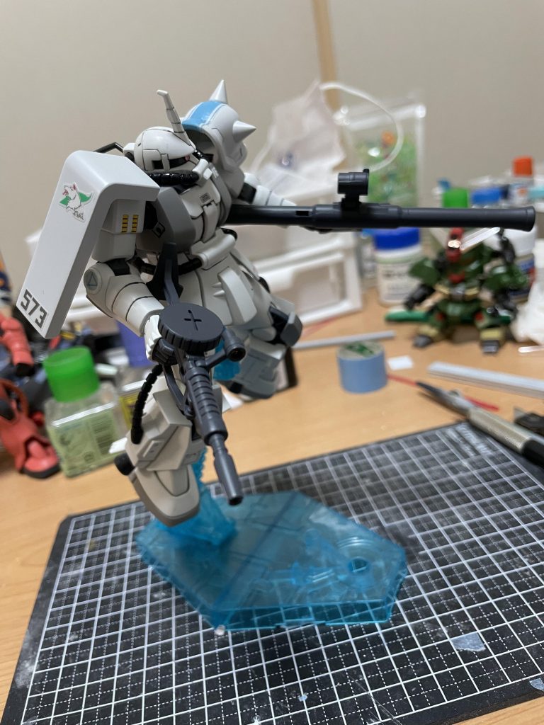 1番好きなショットはコレになります。このモデルのスゴいのは武器の持ち手が左右にある事だと思います!!ちなみに頭部の筋彫りはRGザクIIをマネしました。