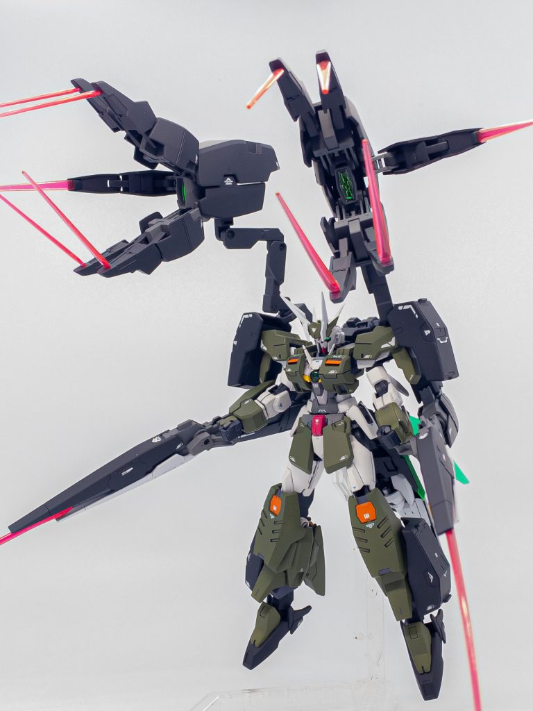 バックパックの武装配置を変更することで格闘形態「グラディエーターモード」に変形。