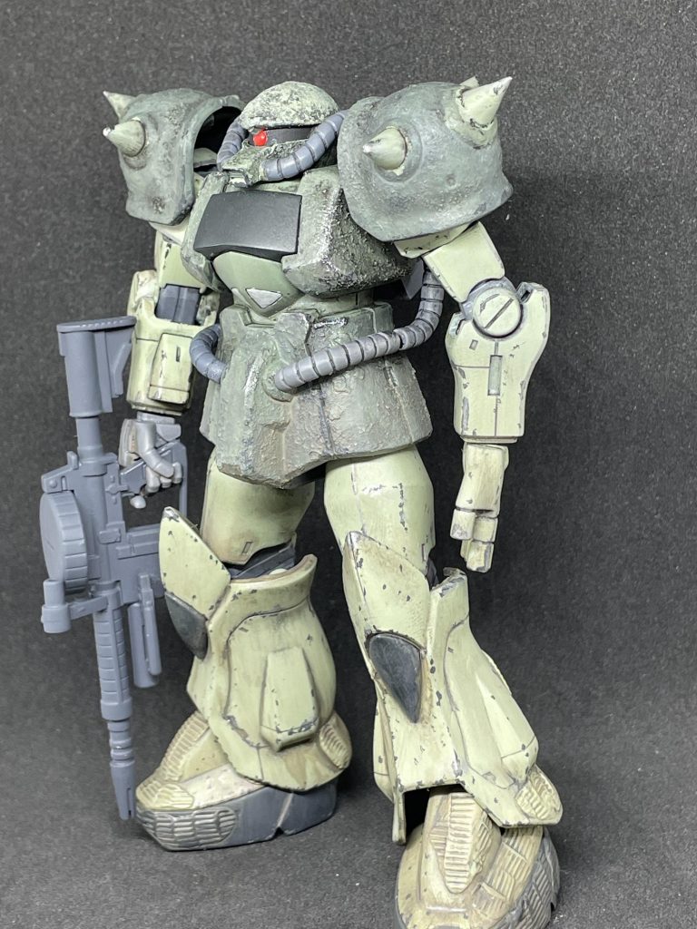 使い込んでボロボロ。こりゃ、一年戦争終わった事に気付いてないタイプだなぁ。