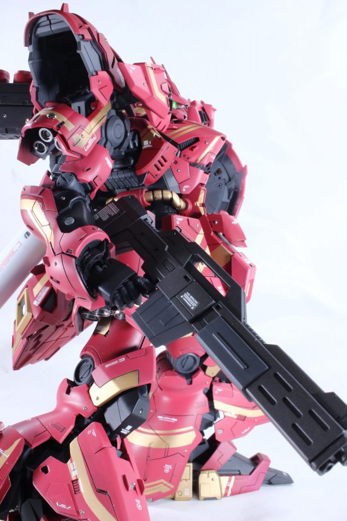 ビームショットガンはストックのまま。モノアイと頭部センサーはクレオスの蛍光カラーを白下地にて。塗装は黒サフ→クレオスゴールド→マスク→クレオスシルバー→レッド2色で行ってます。