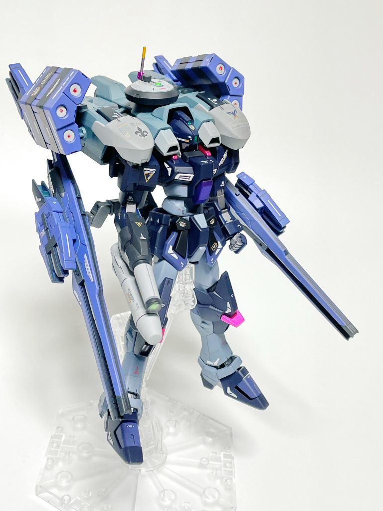 機体名の「スカイアイ」の通り、上空から目のように戦況を見渡す本機。ビームサーベル等の近接武装は持っていない事から、会敵を避け距離を取っての索敵がメインである。