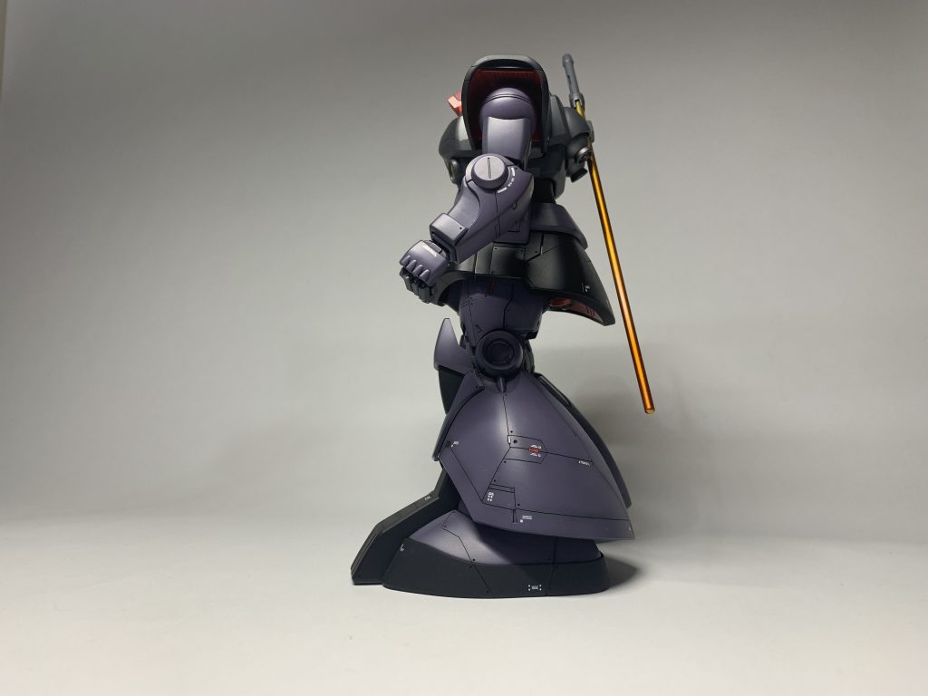 ヒートサーベルはキャンディ塗装でゴールド系のグラデーション表現。高熱になる武器なんですかね？冷却された状態をイメージしてみました。