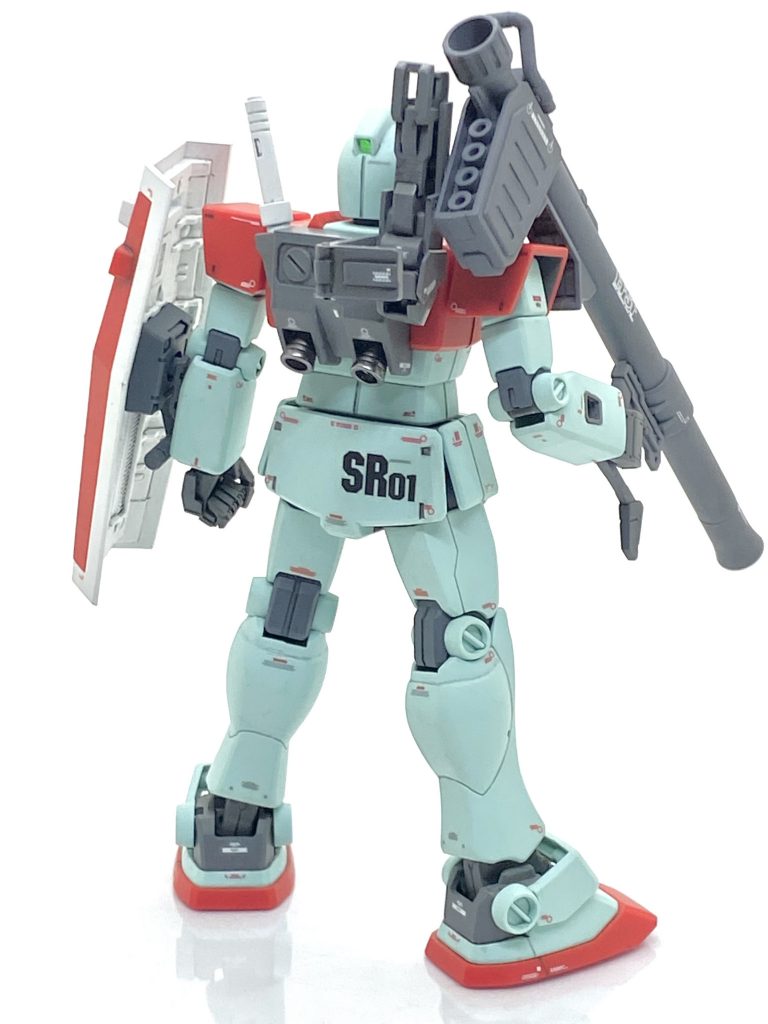 問題のジャック機にありますマウントラックは旧MGのジムで初めて設定されたものでキットにもちゃんと付いており、GUNDAM THE RIDE版のジムはほぼそのままのデザインです。HGのジムとはまるで違うので本体はそのままでマウントラックだけジャンクパーツで作る事にします。内部はジャンクでありました旧MGのジムその物のパーツでそれをノコで何度か分割して小さ目にしました。外装部はジェスタキャノンのビームライフルの外装パーツでこちらはほぼそのままです。非常にピッタリと合い、バズーカも問題なく引っ掛ける事が出来て、塗装してデカールを貼り、つや消し吹いて・・・大体半日ぐらいで完成して設定とは多少違いますがジャック機のシンボルであるバズーカのマウントラック付きジムになりました。