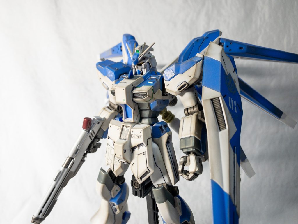 わっかりずらいですが、コクピット周辺のボディパーツの隙間に緑の装飾テープをはって、サイコフレームの発光を表現しました。Hi-νのサイコフレーム採用範囲はどこなのかわかってないですけど💦