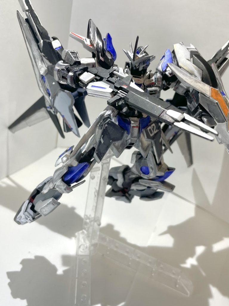 ビームライフルまぁ普通のビームライフル。非使用時は同じくシールドに格納可。