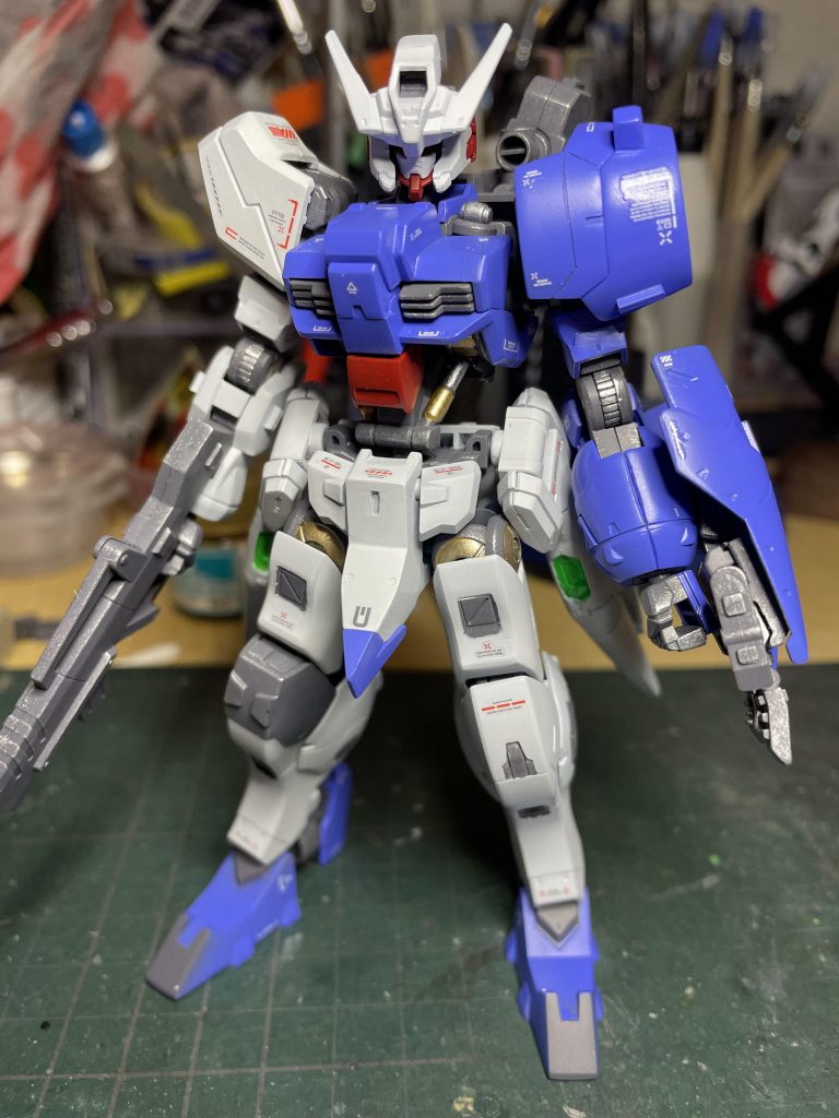 デカール作業中。左右非対称で色が違うので今回は3種類使用。