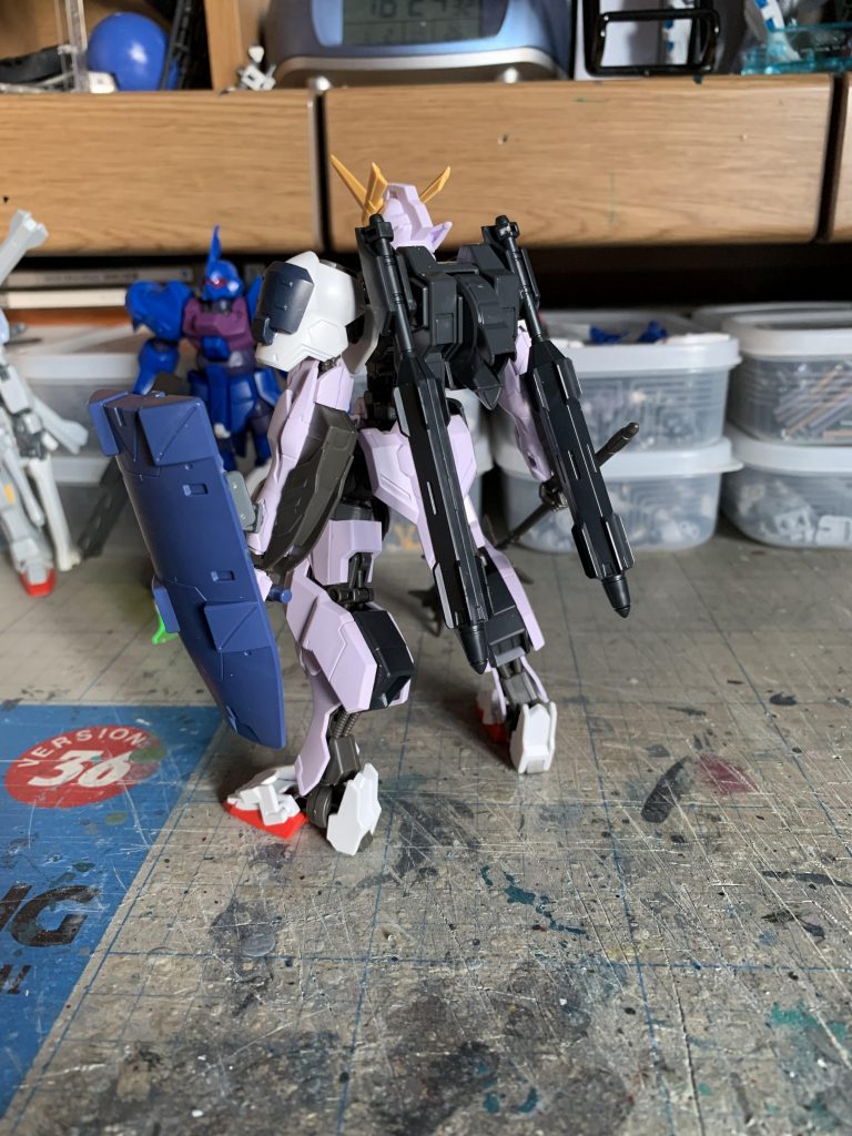 後は細かくパーツを貼ったり、腕はマルコシアスを使っていたのを最終的に端白星に差し戻しました。塗装はサフ無し筆塗りで、ガンダムフレームは全くの未塗装です。全体的に簡単な工作とミキシングのみというお手軽な仕様となっています。ご清聴ありがとうございました。