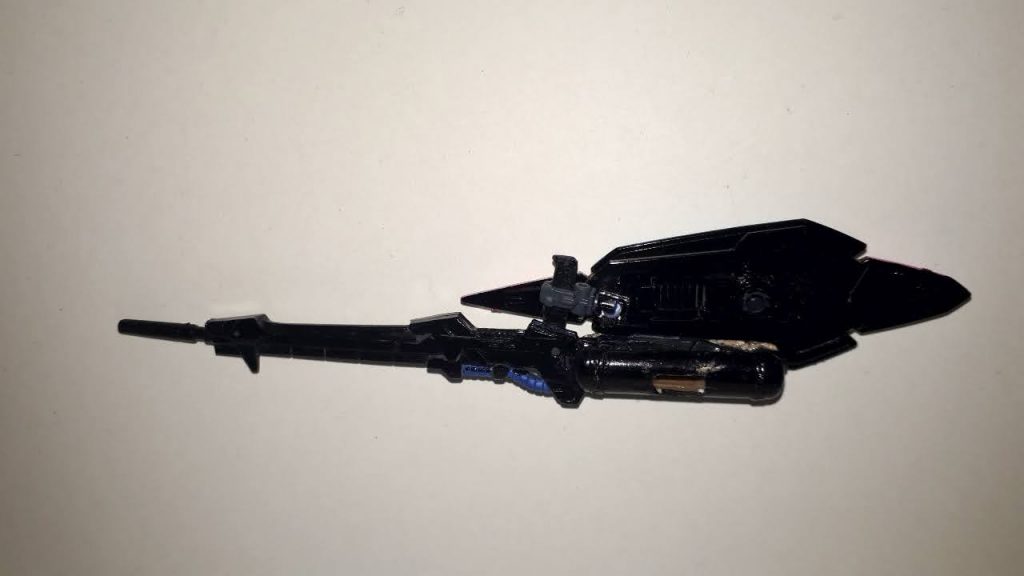 ビームライフルは右肩のシールド裏にマウント可能で、反対側にはGNXⅣのソードをマウントできます。左腕のシールドにはGNロングブレイドをマウントしています。