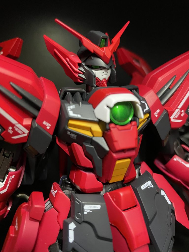 フェイス部分も、両頬の部分の延長、顎の延長を行い、ほりの深い顔になるよう加工してみました。