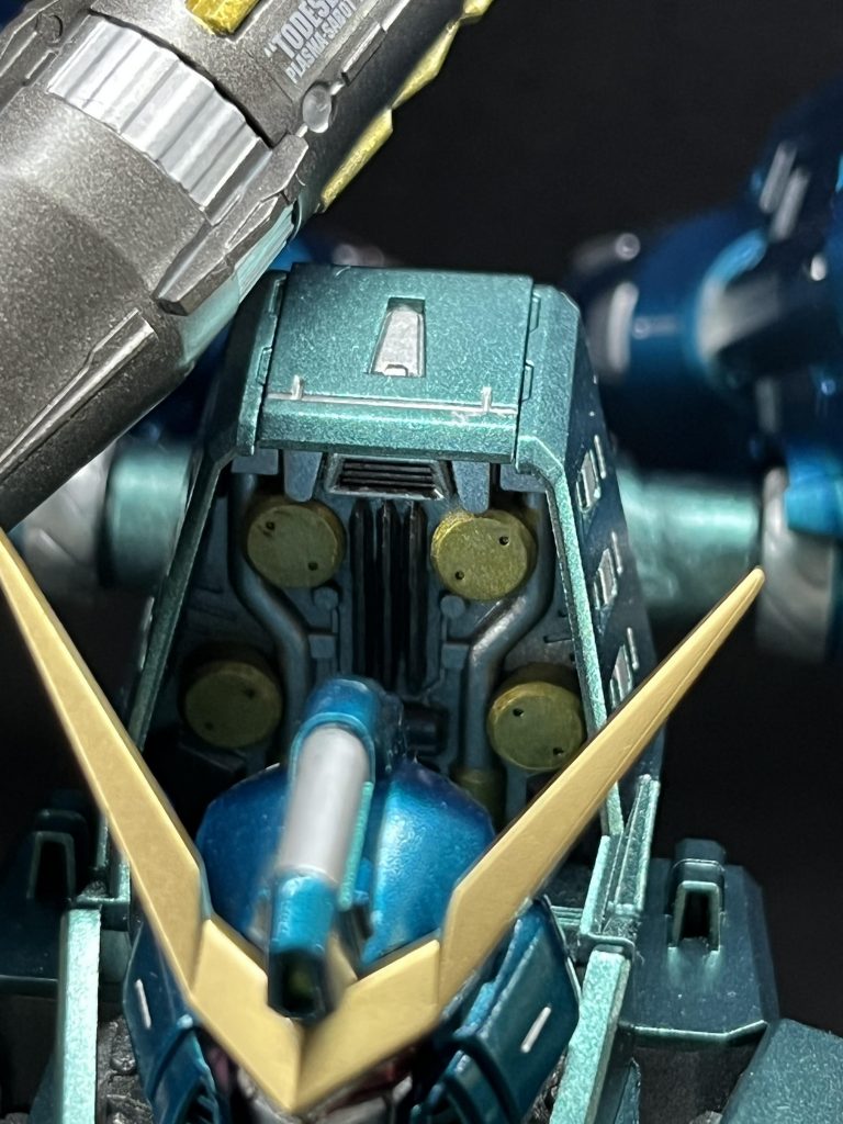 頭分裏あまり見えそうに無い部分も塗りました。こんなに細部までしっかり作られているのは、流石1/100といったところですね。HGばかり作ってきたので、これには感動しました。
